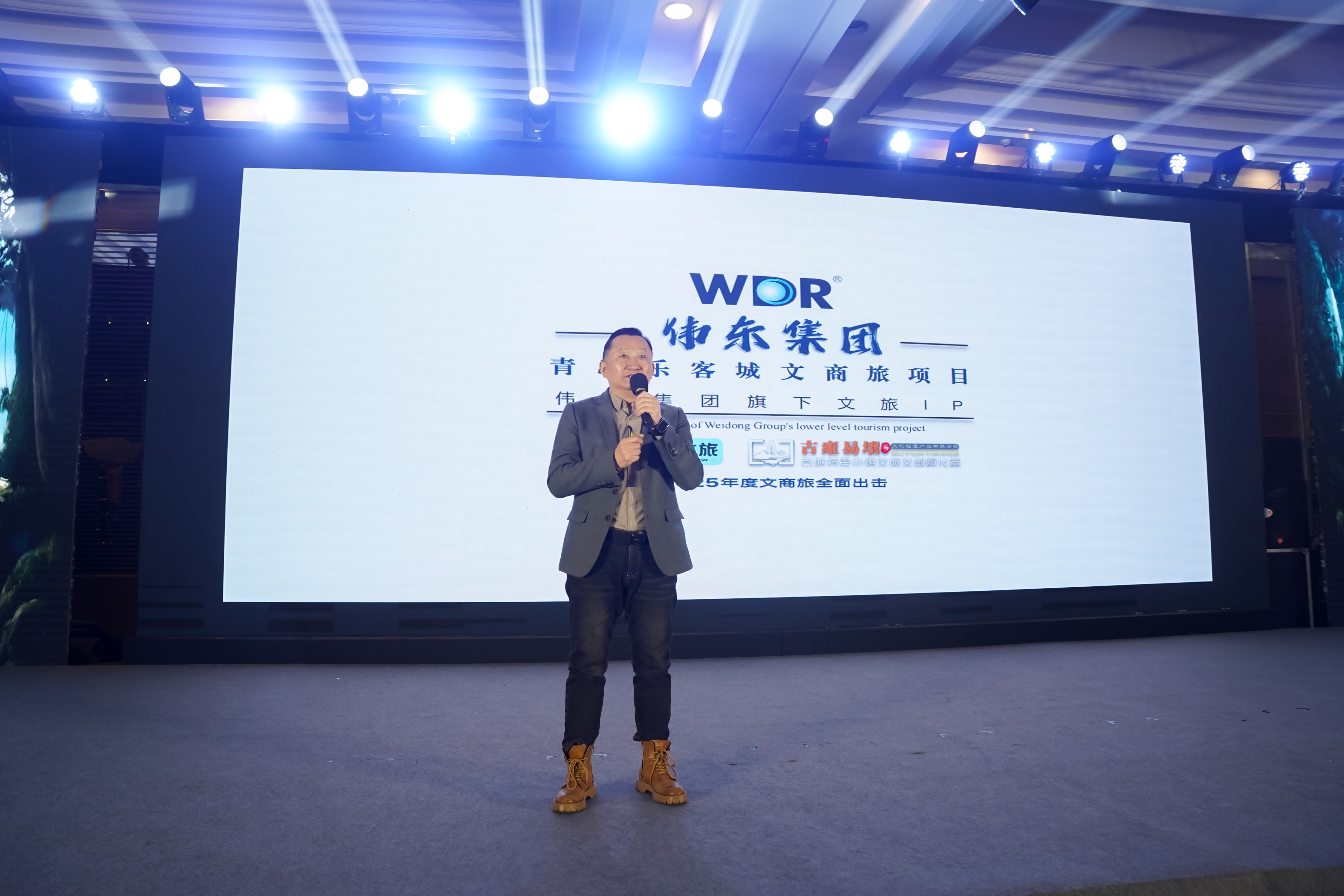 國內(nèi)知名文旅項目策劃師、樂客城文商旅項目總策劃師陳琦現(xiàn)場介紹天空戲城項目.jpg