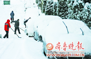 1日開始,煙臺(tái)降下新年第一場(chǎng)雪,截至2日14時(shí),部分地區(qū)積雪已達(dá)31厘米?！”緢?bào)記者　趙金陽　攝