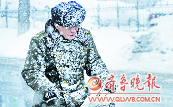 2日上午,煙臺(tái)一位市民在雪中騎行,身上落滿雪花。本報(bào)記者　李泊靜　攝