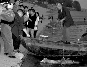 2009年10月24日18∶02，打撈人員把第三名遇難學(xué)生交給長江大學(xué)師生。本組圖片及說明來自張軼