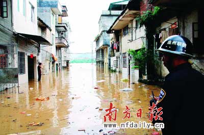 連州市區(qū)出現(xiàn)水浸,一位干警在受災(zāi)點(diǎn)巡邏。　　梁有華陳楚然攝