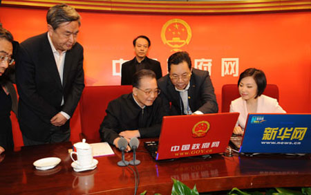 溫家寶進(jìn)入中國(guó)政府網(wǎng)訪(fǎng)談室