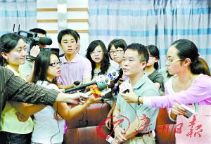 患者楊某凌晨避開媒體出院，廣州市第八人民醫(yī)院的這名負(fù)責(zé)人成為眾記者追逐的焦點(diǎn)。 記者陳安攝