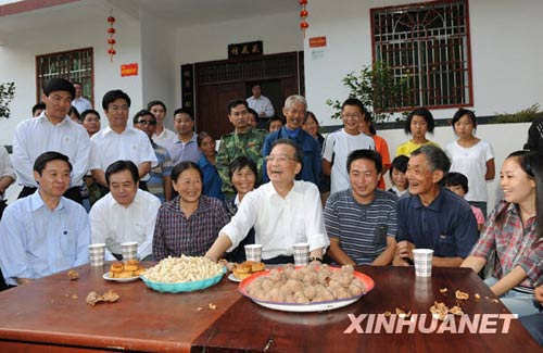 9月24日至26日，中共中央政治局常委、國務院總理溫家寶來到四川地震災區(qū)考察指導災后恢復重建工作，看望慰問廣大干部群眾。這是9月24日，溫家寶在青川縣涼水鎮(zhèn)涼華村災后村民新居院內向村民了解安居房建設情況。新華社記者黃敬文攝