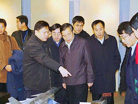 2005年底，上級領(lǐng)導視察沈飛，左下角即為新型戰(zhàn)機模型(來源：國防科工委網(wǎng)站)