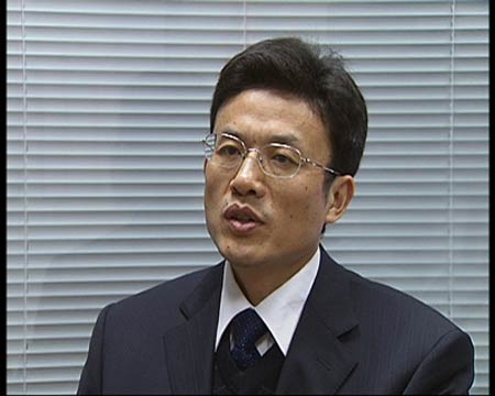 中國(guó)社科院金融所金融市場(chǎng)研究室副主任尹中立稱，土地供應(yīng)減少，與貨幣政策有很大關(guān)系，因?yàn)榈胤秸辛算y行充足的資金供給，對(duì)土地出讓金的依賴程度下降，就不急于賣土地，所以這也是地方政府今年在房地產(chǎn)紅火的情況下，土地供應(yīng)減少的一個(gè)很重要的原因。
