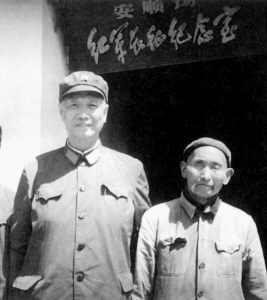1981年3月，張震重返安順場(chǎng)，與當(dāng)年紅軍搶渡大渡河時(shí)的老船工合影。（資料圖片）