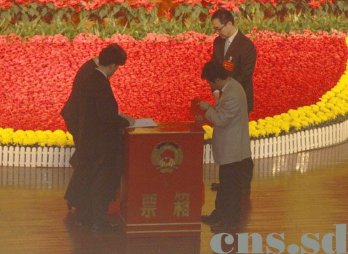 圖為監(jiān)票人和計(jì)票人在統(tǒng)計(jì)投票箱里的票數(shù)。（攝影：張璐）