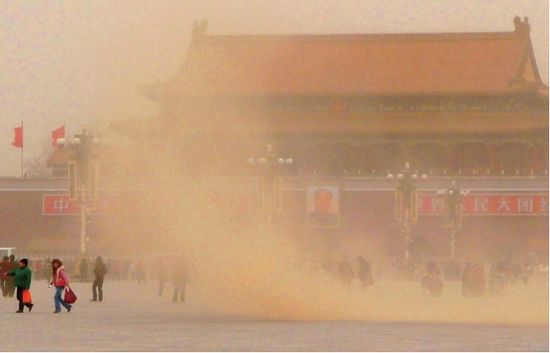 天安門廣場(chǎng)塵土飛揚(yáng)。圖/CFP