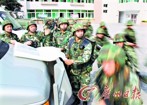 汕頭武警支隊(duì)在演練，反應(yīng)快速。