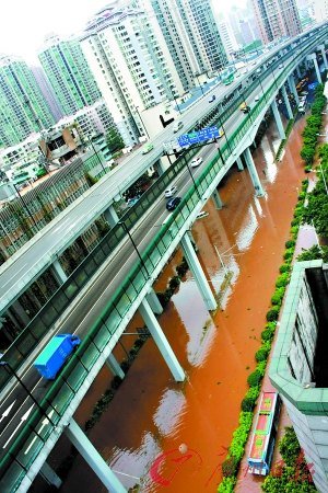 中山一路變成河。 實(shí)習(xí)生 胡國(guó)球 攝