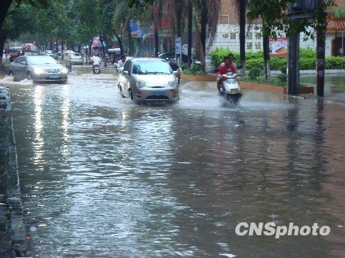 5月14日，暴雨后的廣西北流市新松路發(fā)生內(nèi)澇。受冷暖空氣共同影響，5月13日——5月14日廣西北部地區(qū)出現(xiàn)強(qiáng)降雨天氣，部分地區(qū)出現(xiàn)200毫米以上特大暴雨，廣西局部地區(qū)出現(xiàn)洪澇等次生災(zāi)害。 中新社發(fā) 張希友 攝