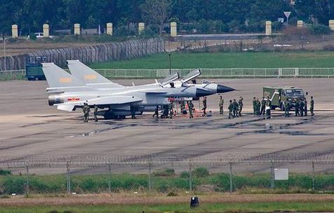 兩架殲-10戰(zhàn)機(jī)降落珠海機(jī)場(chǎng)。