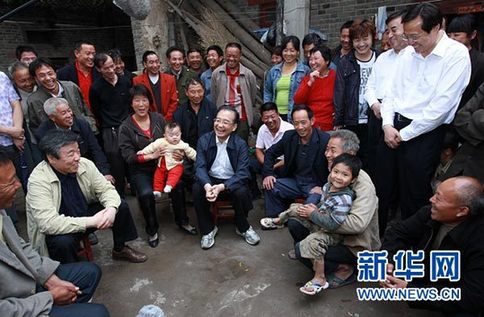 這是6月9日傍晚，溫家寶在長葛市石象鄉(xiāng)坡李王村與村民們座談。新華社記者龐興雷攝