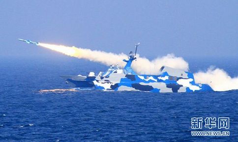 新型導彈艇在演練中對海上目標發(fā)射反艦導彈。