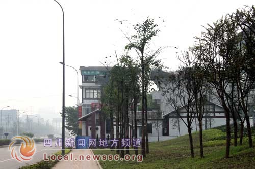 最牛違法建筑，將國(guó)企大門堵死。