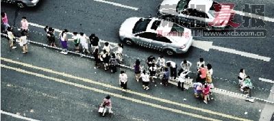 昨日下午5點(diǎn)，五一廣場(chǎng)附近，在車(chē)來(lái)車(chē)往的馬路中央，不少行人翻護(hù)欄穿越馬路。