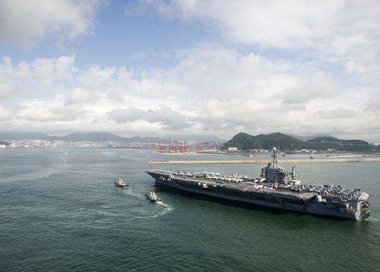 7月21日，參加韓美聯(lián)合軍事演習(xí)的美國(guó)航空母艦“喬治·華盛頓”號(hào)當(dāng)日抵達(dá)韓國(guó)釜山港。