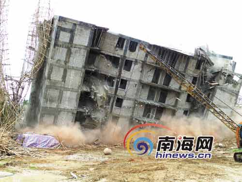 強拆現(xiàn)場，8層違建倒塌瞬間