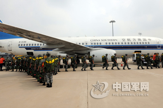7月27日，濟(jì)南軍區(qū)某集團(tuán)軍在新鄭國際機(jī)場，舉行了一次帶有實(shí)戰(zhàn)背景的航空輸送兵力演練。