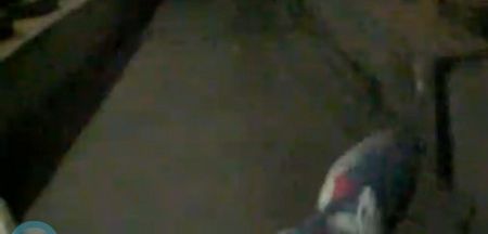 男子躺在在軌道中拍到自己的腳。