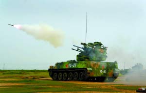 8月6日，濟(jì)南軍區(qū)防空部隊(duì)某型自行高炮攜帶導(dǎo)彈進(jìn)行射擊，首發(fā)擊毀目標(biāo)。新華社發(fā)