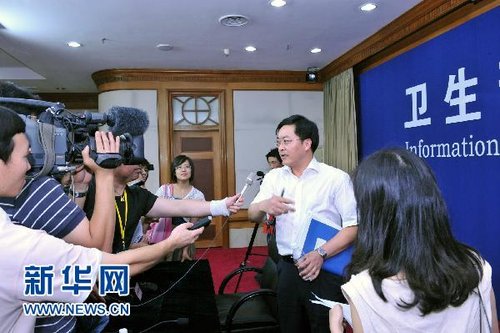 8月10日，衛(wèi)生部新聞發(fā)言人鄧海華（右二）在回答記者的提問(wèn)。新華社記者 何俊昌 攝