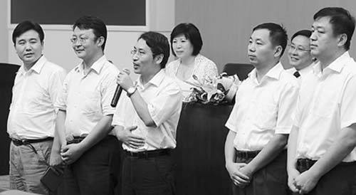 8月13日，北京市委組織部召開北京市2010年公開選拔領(lǐng)導(dǎo)干部工作新聞發(fā)布會，5名局級新任職人員亮相?！⊥踱曊x攝 