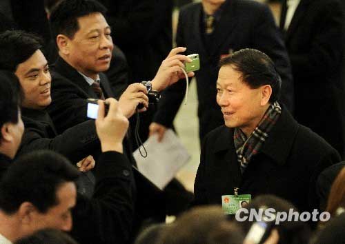 3月5日，第十一屆全國(guó)人民代表大會(huì)第三次會(huì)議在北京召開(kāi)。國(guó)務(wù)院國(guó)資委主任李榮融進(jìn)入大會(huì)堂不但受到記者追訪(fǎng)，而且還受到與會(huì)代表和委員追拍。 中新社發(fā) 廖攀 攝