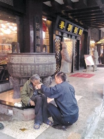 8月25日，網(wǎng)友申超在街頭拍下的張副山喂老人吃面一幕。 