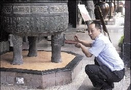 昨日，保安張副山向記者介紹當(dāng)時(shí)的情景。 晚報(bào)記者 周甬 圖