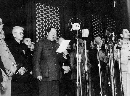 1949年10月1日下午2點(diǎn)55分，中華人民共和國(guó)中央人民政府成立，在首都北京舉行典禮。