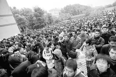 2009 年11月29日，在湖北武漢華中科技大學(xué)考點，考生們走進(jìn)考場。當(dāng)天，2010年度中央機關(guān)及其直屬機構(gòu)公務(wù)員錄用考試公共科目筆試在全國31個考區(qū)的44個城市的800多個考點同步開考，有近百萬人參加考試。 王瀟瀟/CFP 