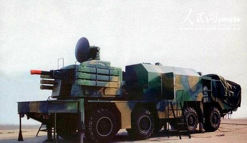 新“陸盾”2000型彈炮合一近程防空武器系統(tǒng)采用了全新的底盤。炮手在車箱中段全封閉的工作站內(nèi)操作。