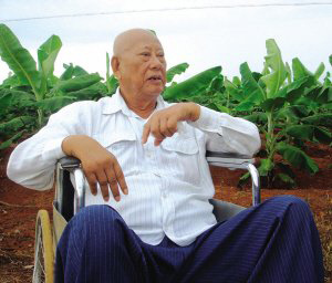 陳光保在自己的農(nóng)場里，他身后就是一片香蕉林(中青報蔣昕捷供圖)