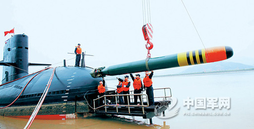 東海艦隊(duì)某潛艇支隊(duì)進(jìn)行碼頭應(yīng)急吊裝魚雷演練。圖中潛艇為宋級常規(guī)動力潛艇。