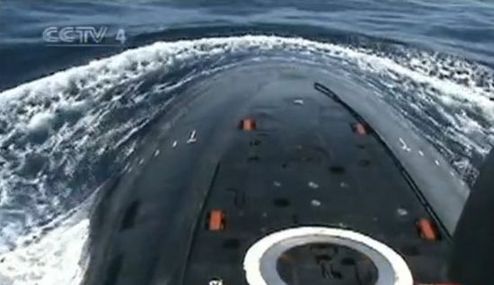 東海艦隊(duì)某潛艇支隊(duì)兩名年輕的艇長(zhǎng)分別駕馭著新型潛艇，快速突破反潛防線，抵達(dá)預(yù)定突擊點(diǎn)，導(dǎo)彈發(fā)射全部準(zhǔn)確命中目標(biāo)。圖片來(lái)源：CCTV視頻截圖
