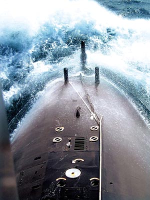 東海艦隊(duì)某潛艇支隊(duì)進(jìn)行潛艦攻防對(duì)抗訓(xùn)練，破浪前行。