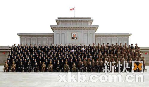 朝中社9月30日發(fā)布了金正日與朝鮮新領導機構其他成員合影留念的照片，外媒指稱紅圈中者就是“金的兒子”金正銀。 新華社發(fā)