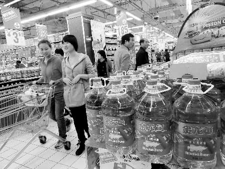 上周統(tǒng)計數(shù)據(jù)顯示，食用油價格較前一周有所上漲商報記者 王棣/攝 