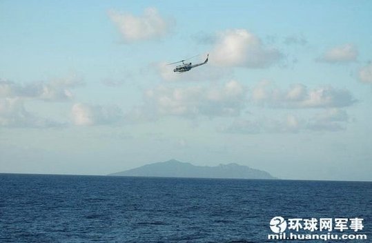 日本海保直升機(jī)在漁政船上空長(zhǎng)時(shí)間盤(pán)旋