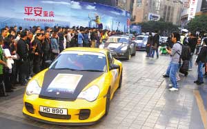 昨日，香港保時捷車隊在解放碑吸引市民圍觀。本報記者 楊新宇 攝