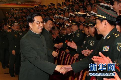 11月2日，中共中央總書記、國家主席、中央軍委主席胡錦濤在北京會見出席全軍武器裝備成建制成系統(tǒng)形成作戰(zhàn)能力和保障能力建設(shè)工作會議的代表。中共中央政治局常委、國家副主席、中央軍委副主席習(xí)近平一同會見。 新華社記者李剛攝