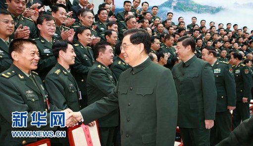 10月27日，中共中央總書記、國家主席、中央軍委主席胡錦濤在北京會見國防大學(xué)第五次黨代表大會全體代表。新華社記者 李剛 攝