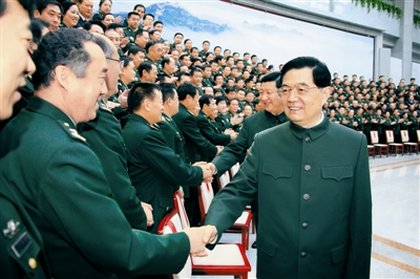 解放軍報圖片：10月27日，中共中央總書記、國家主席、中央軍委主席胡錦濤在北京會見國防大學(xué)第五次黨代表大會全體代表。中共中央政治局常委、國家副主席、中央軍委副主席習(xí)近平一同會見。本報記者 周朝榮攝