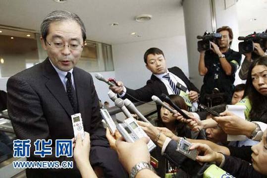  11月3日，日本駐俄羅斯大使河野雅治抵達日本成田機場后回答記者提問。當日，暫時被召回的日本駐俄羅斯大使河野雅治抵達日本首都東京。 新華社/共同社