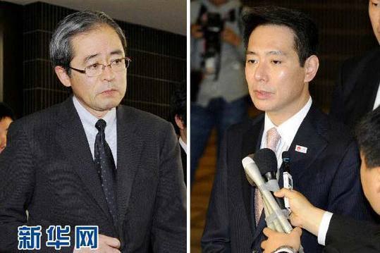 11月3日拍攝的拼版照片顯示：日本駐俄羅斯大使河野雅治在東京向日外相前原誠(chéng)司匯報(bào)完后走出日本外務(wù)?。ㄗ螅┖腿毡就庀嗲霸\(chéng)司接受記者采訪（右）。當(dāng)日，暫時(shí)被召回的日本駐俄羅斯大使河野雅治抵達(dá)日本首都東京，并向日外相前原誠(chéng)司匯報(bào)此次俄總統(tǒng)視察爭(zhēng)議島嶼的相關(guān)情況。 新華社/共同社