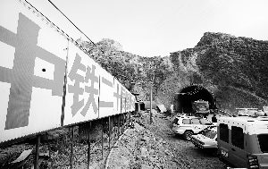 工程車輛不斷進出隧道救援，各種急救車輛在事發(fā)隧道外待命，隨時準備救助。 本報首席記者 田蹊 攝