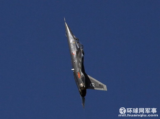 中航工業(yè)L-15“獵鷹”06號機飛上珠海藍天，進行了首次航展前的演練。攝影：郝珺石