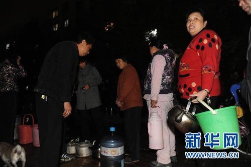 11月17日，在鄭州市柿園水廠家屬院，群眾在排隊(duì)等待送水車。新華社記者趙鵬攝 
